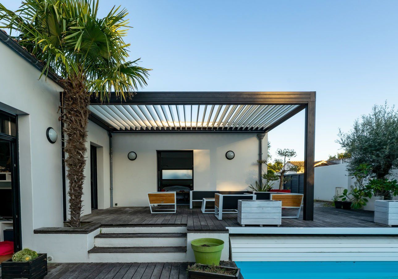 Pergolas en bois surplombant une piscine