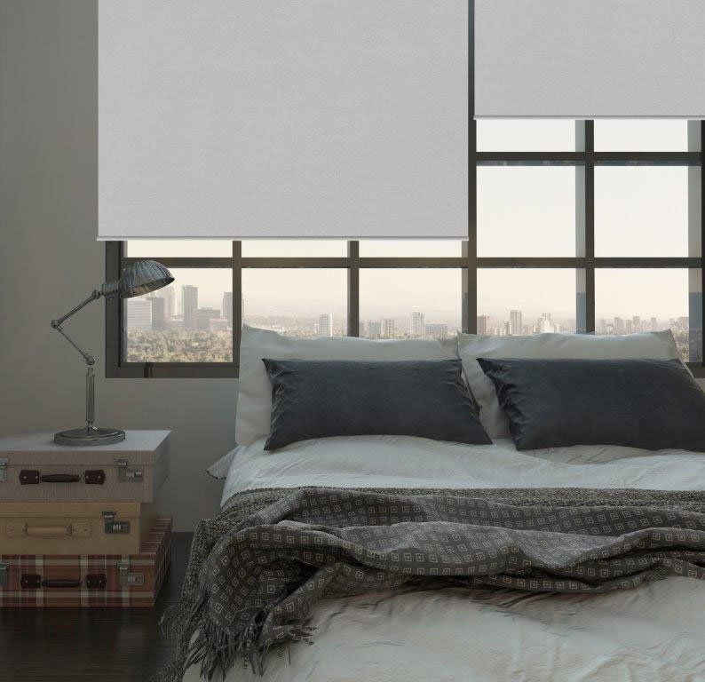 Stores intérieurs blancs derrière un canapé