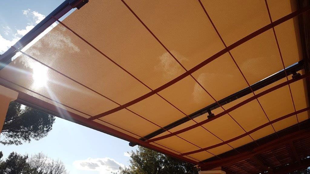 Store extérieur avec voile