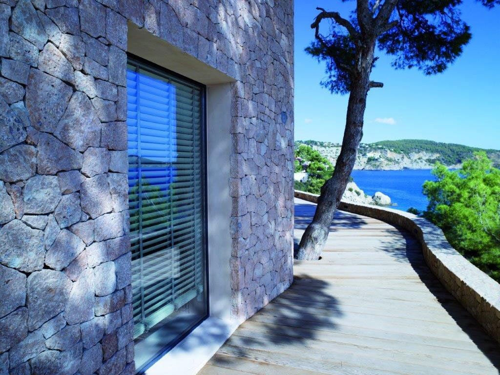 Store vénitien d'une maison en bord de mer