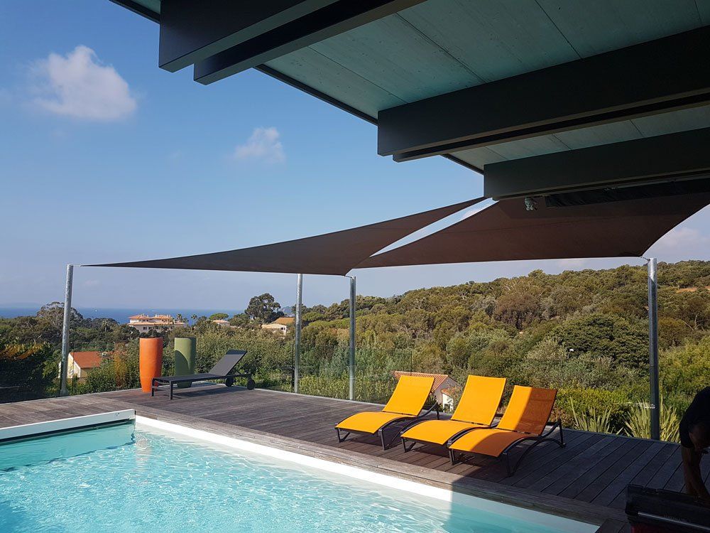 Voile d'ombrage au dessus d'une terrasse et d'une piscine