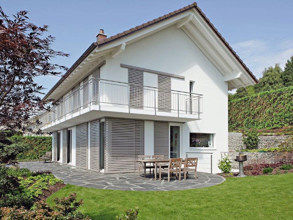 Maison avec volets coulissants brise-soleil