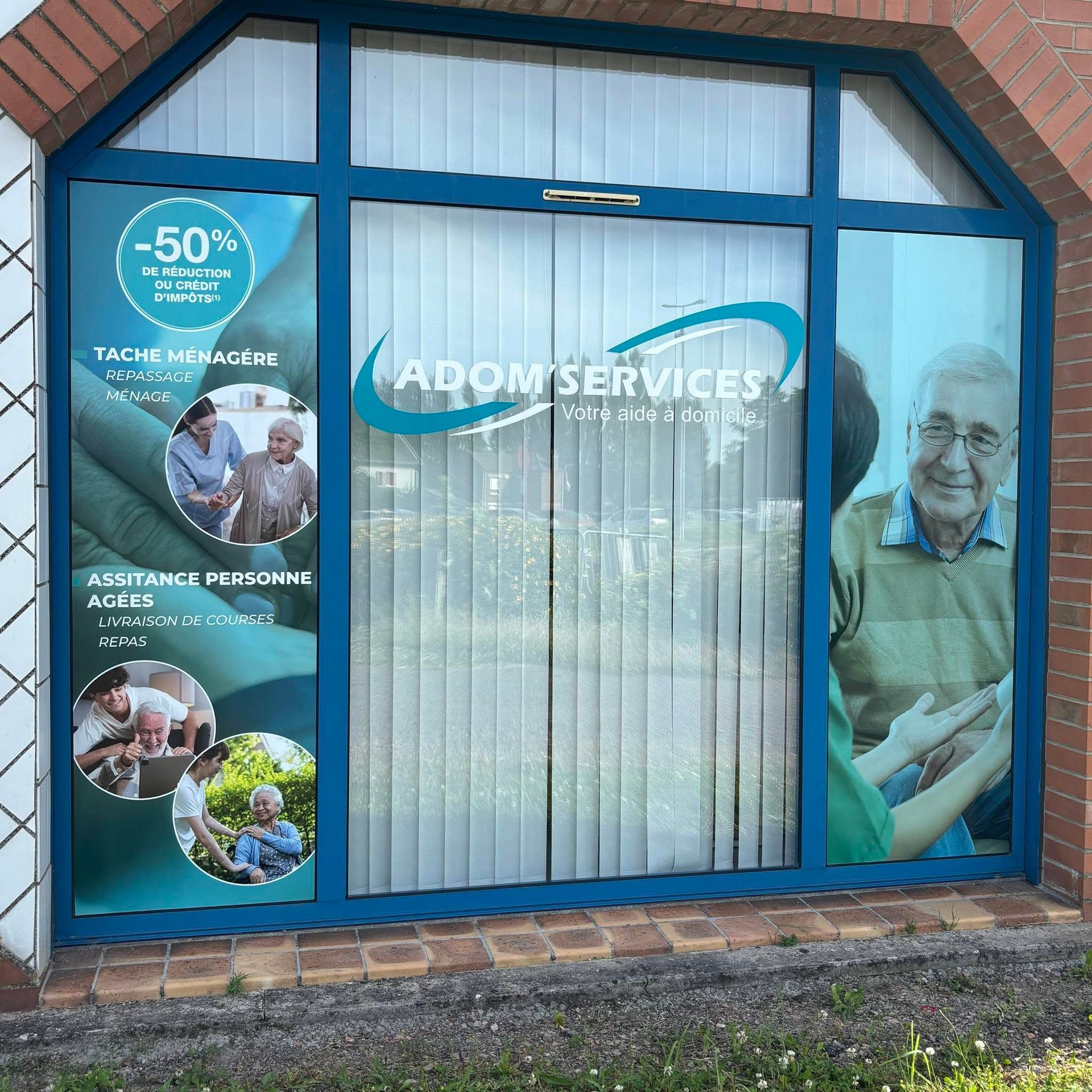 Vitrine bleue du magasin d'ADOM Services.