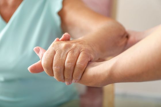Mains jointes dans un geste de soutien.
