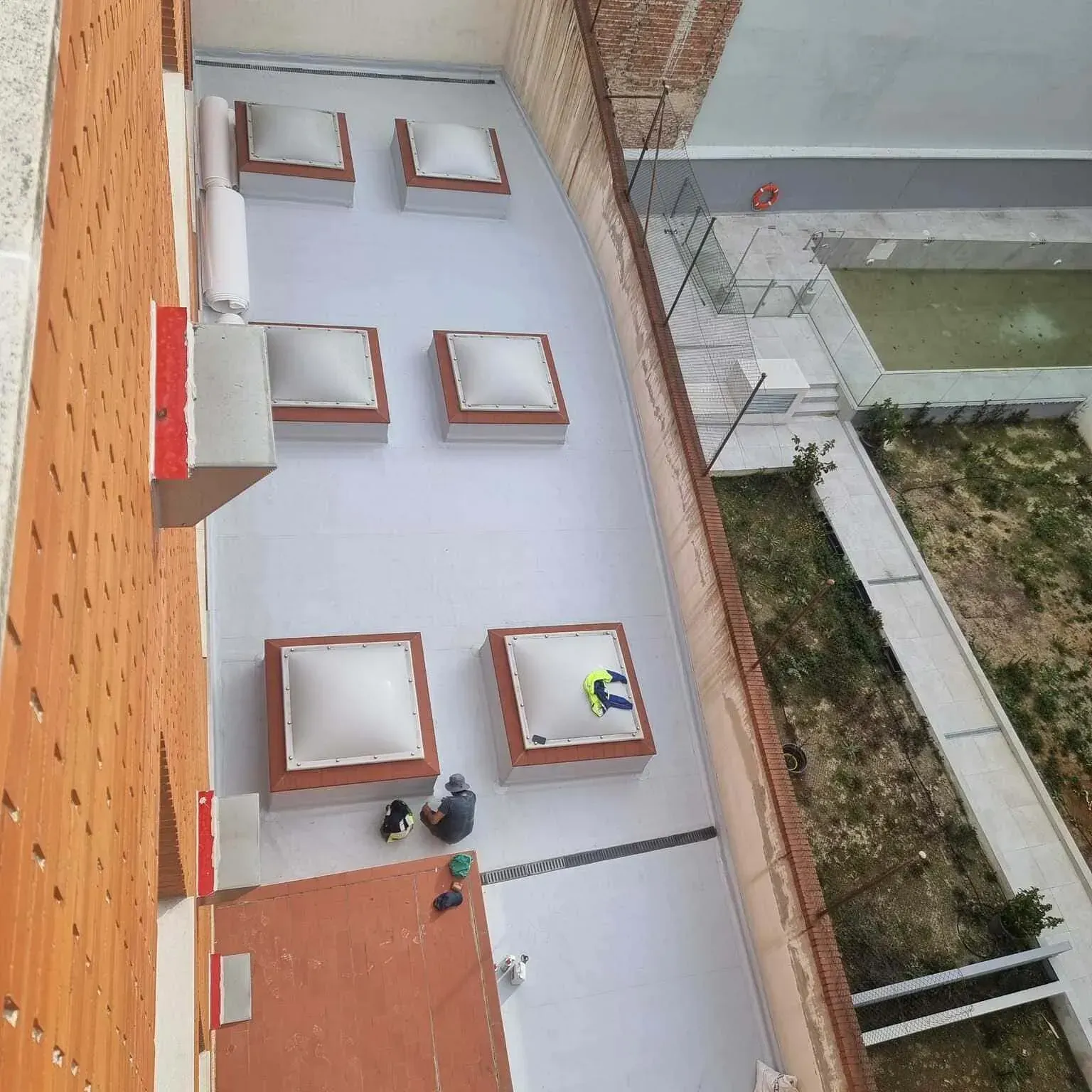 Una vista aérea de un edificio con tragaluces en el techo.