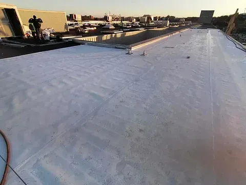 Un gran techo blanco con muchos edificios al fondo.