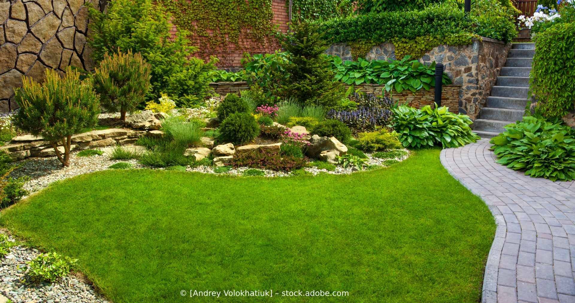Ein üppiger grüner Garten mit einem Steinweg und Treppen, Karl Müller Garten- und Landschaftsbau