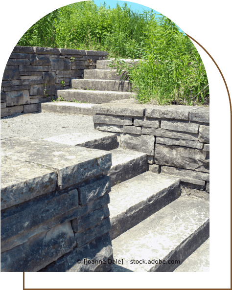 Eine Steinmauer mit Treppen, die hinaufführen, Karl Müller Garten- und Landschaftsbau