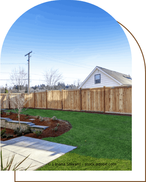 Ein Hinterhof mit einem Holzzaun und einem Haus im Hintergrund, Karl Müller Garten- und Landschaftsbau