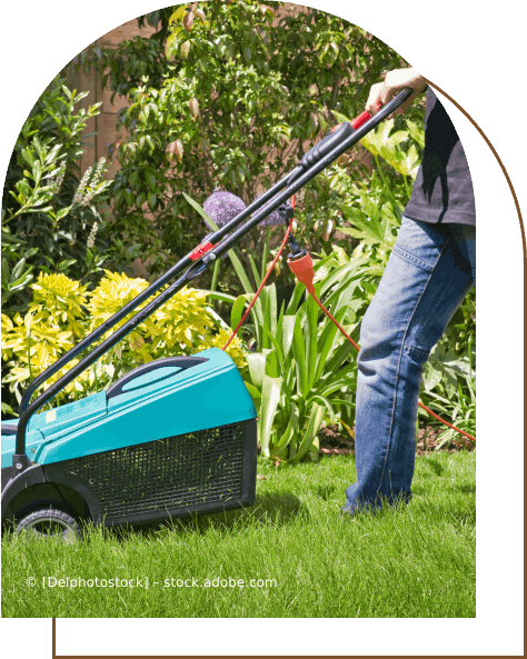 Eine Person mäht mit einem blauen Rasenmäher einen üppigen grünen Rasen, Karl Müller Garten- und Landschaftsbau