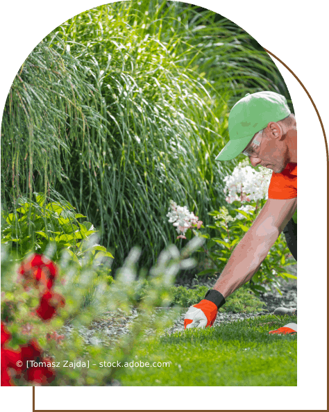 Ein Mann mit einem grünen Hut arbeitet in einem Garten. Karl Müller Garten- und Landschaftsbau