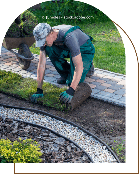 Ein Mann arbeitet auf einem Rasen. Im Hintergrund ist eine Schubkarre zu sehen. Karl Müller Garten- und Landschaftsbau
