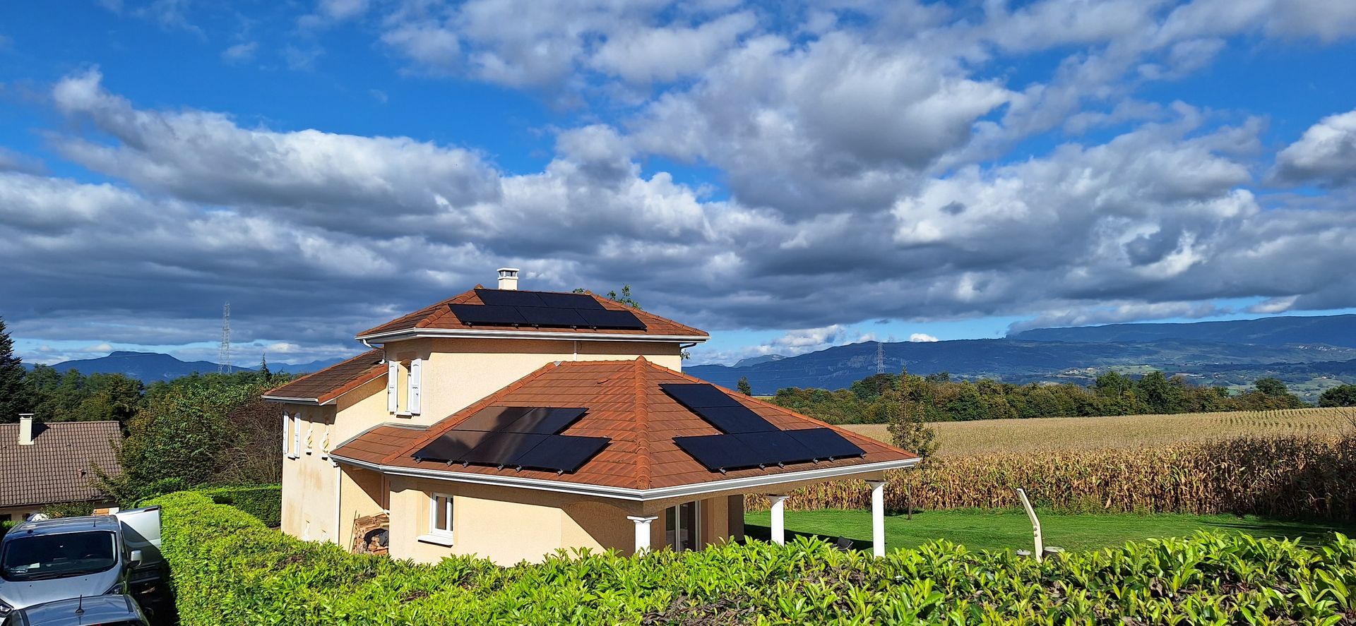 Plusieurs panneaux photovoltaïques sur une toiture