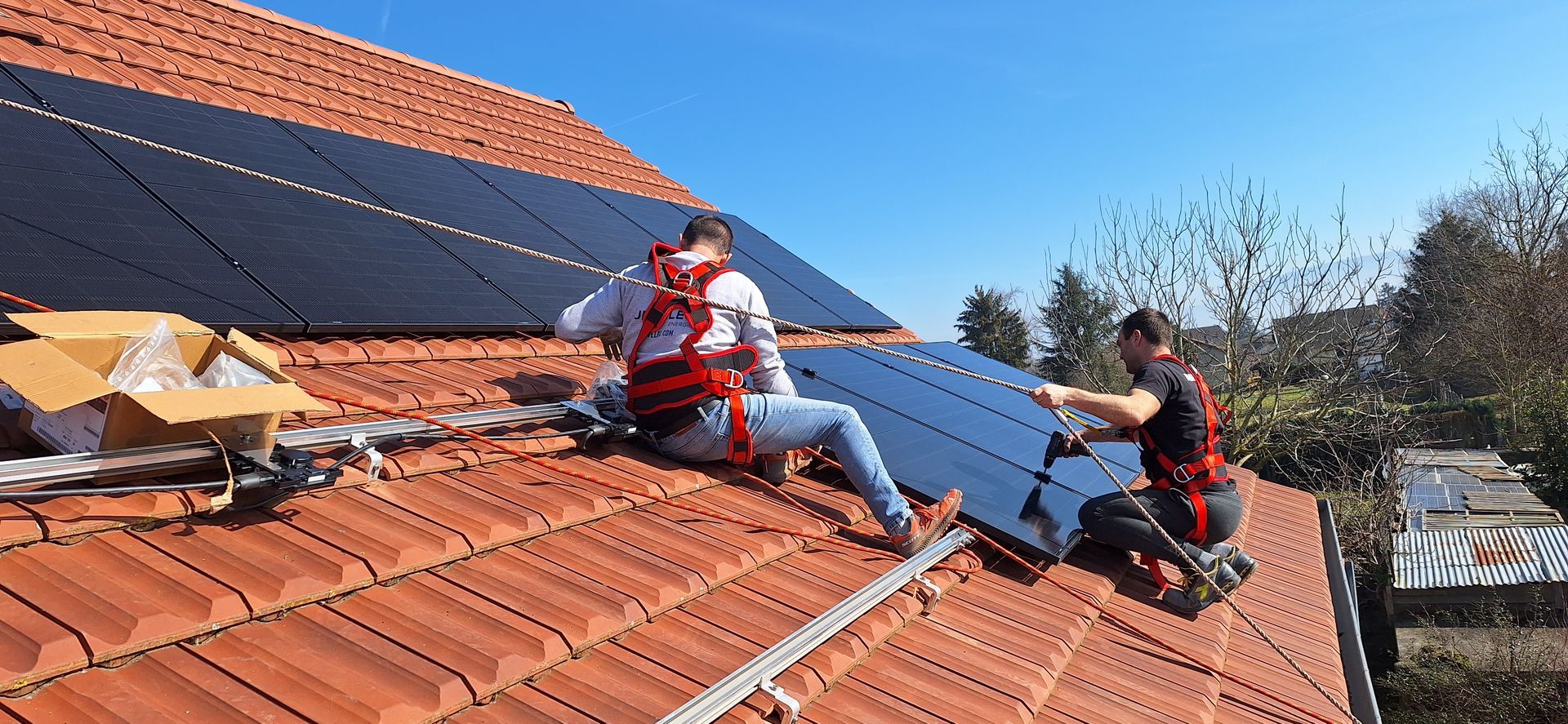 Professionnels installant des panneaux photovoltaïques