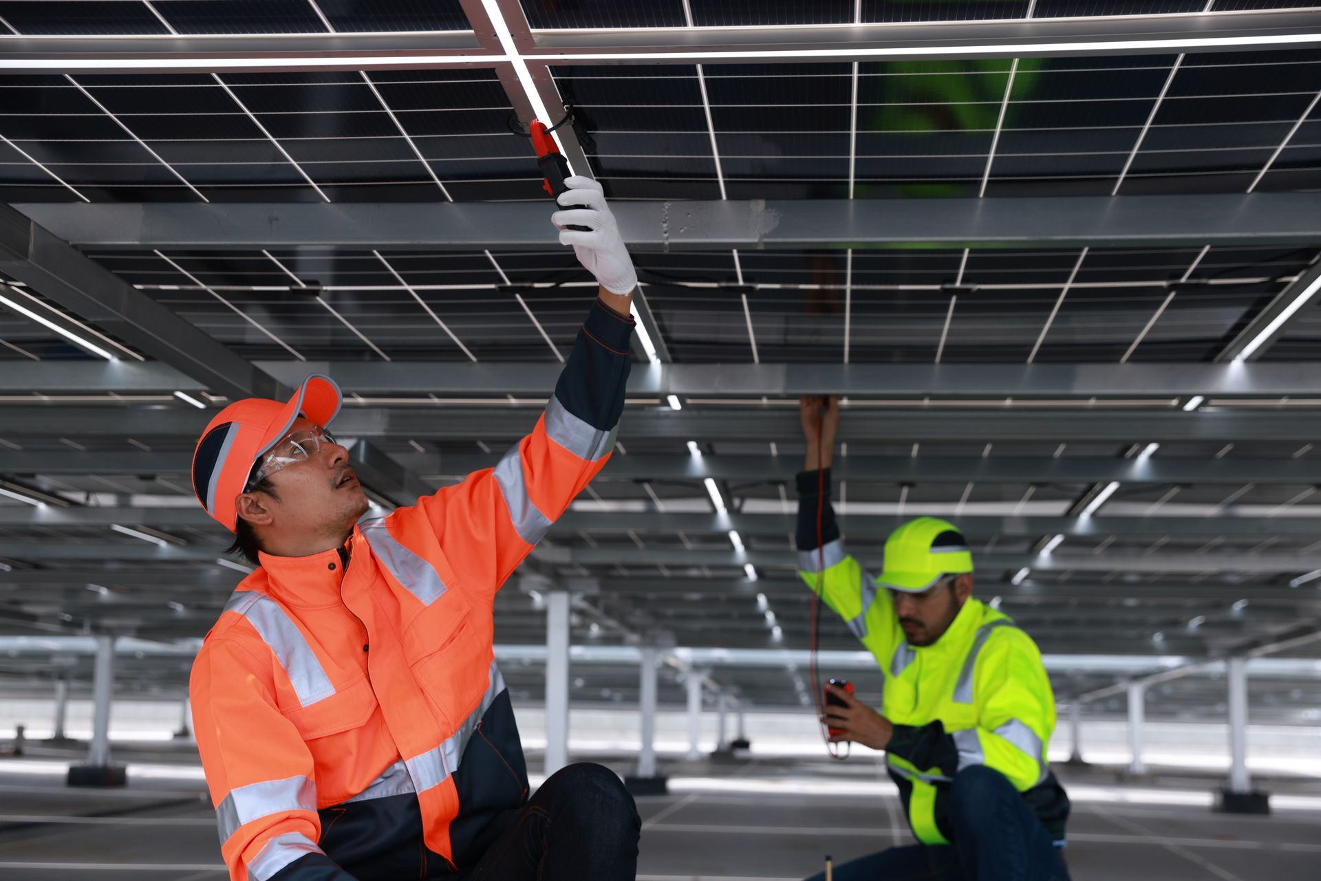 Deux travailleurs réalisent la maintenance de panneaux photovoltaïques