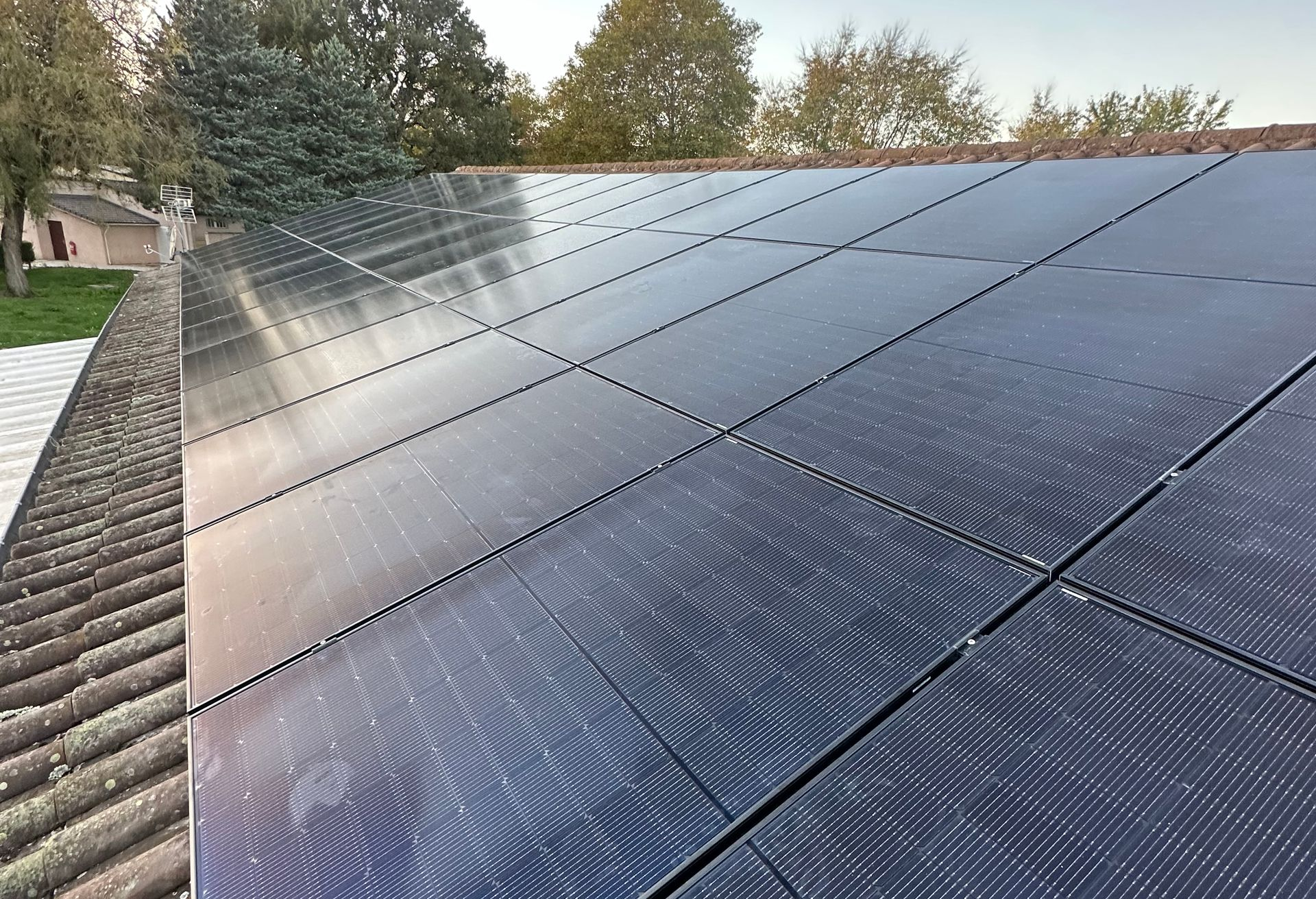 Grande rangée de panneaux photovoltaïques sur une toiture