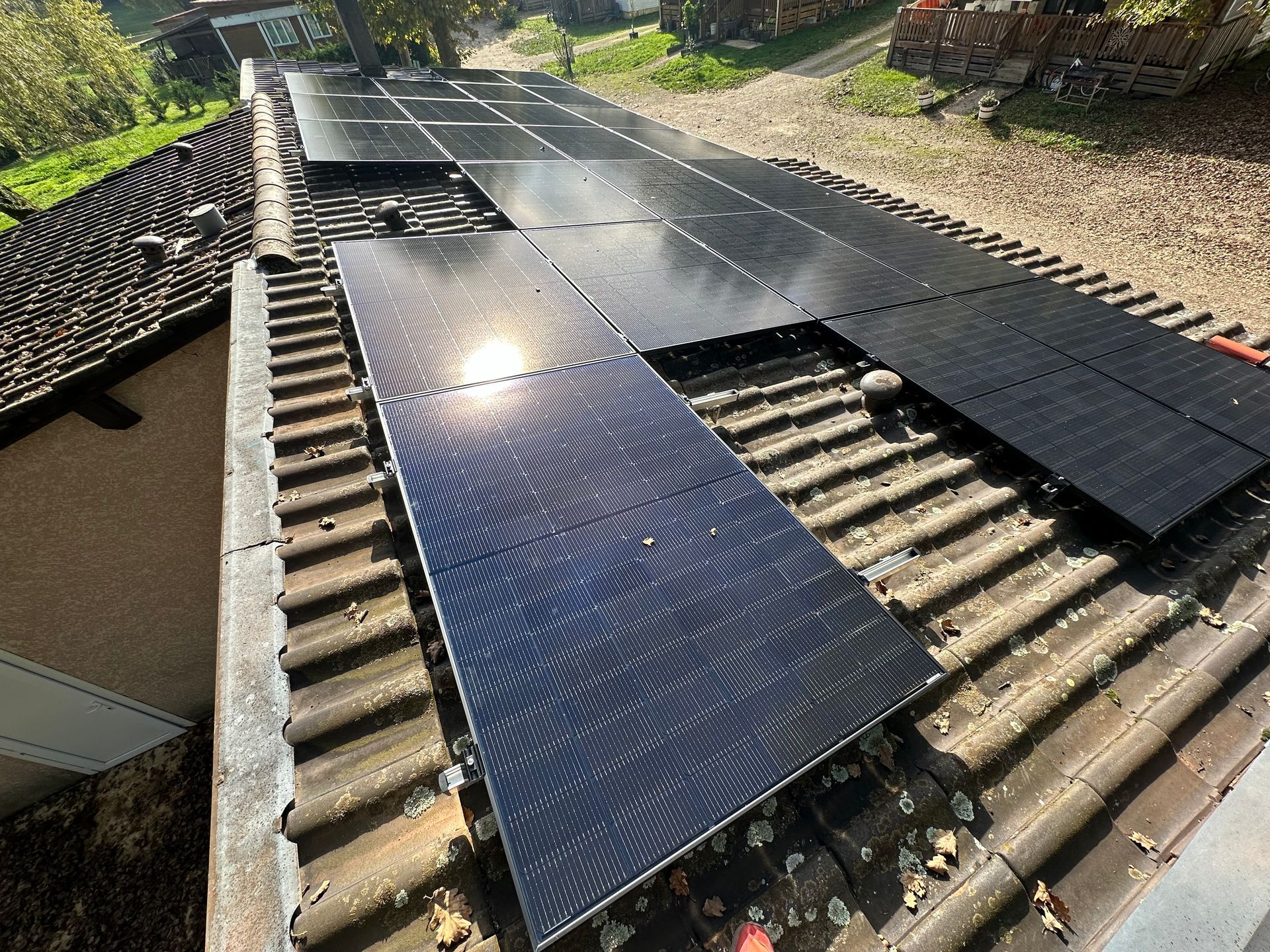 Panneaux solaires reflétant le soleil