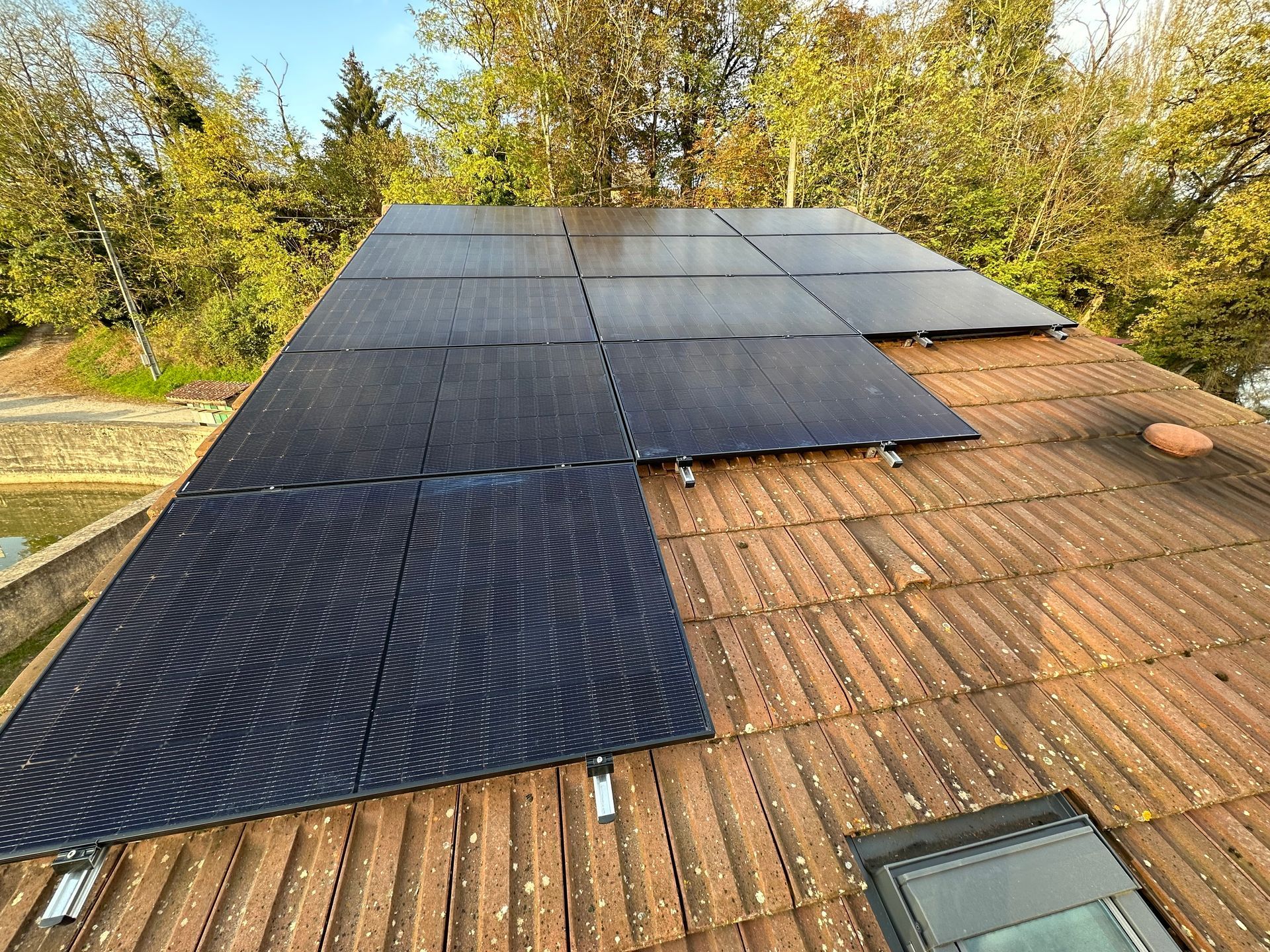 Panneaux photovoltaïques posés sur une toiture en tuiles