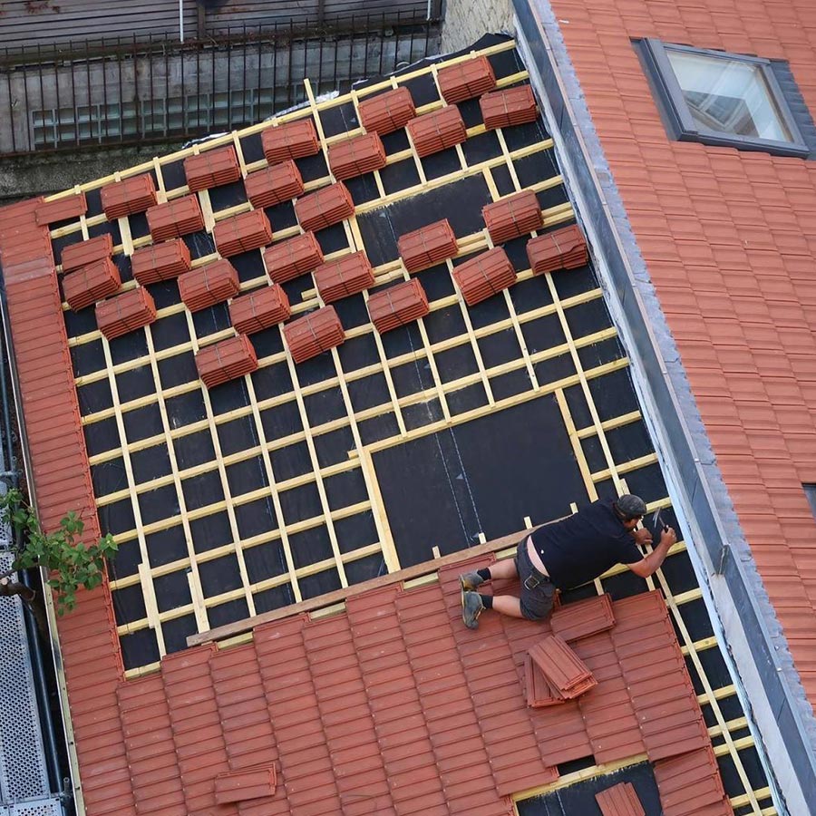 Couvreur sur un toit