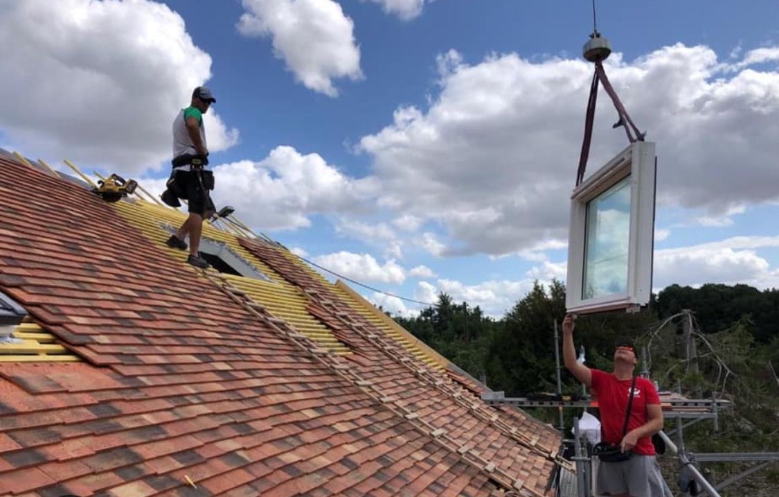 Toiture refaite avec tuiles en cours de pose