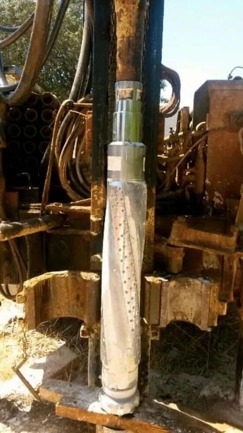 Un primer plano de una máquina con una manguera conectada a ella.