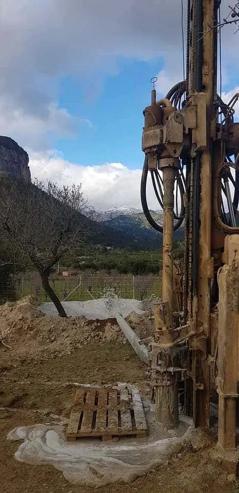 Una gran máquina está parada en el medio de un campo.
