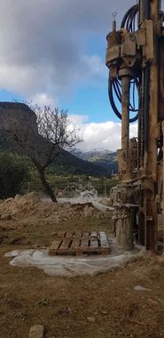 Una máquina grande está perforando un agujero en el suelo de un campo.