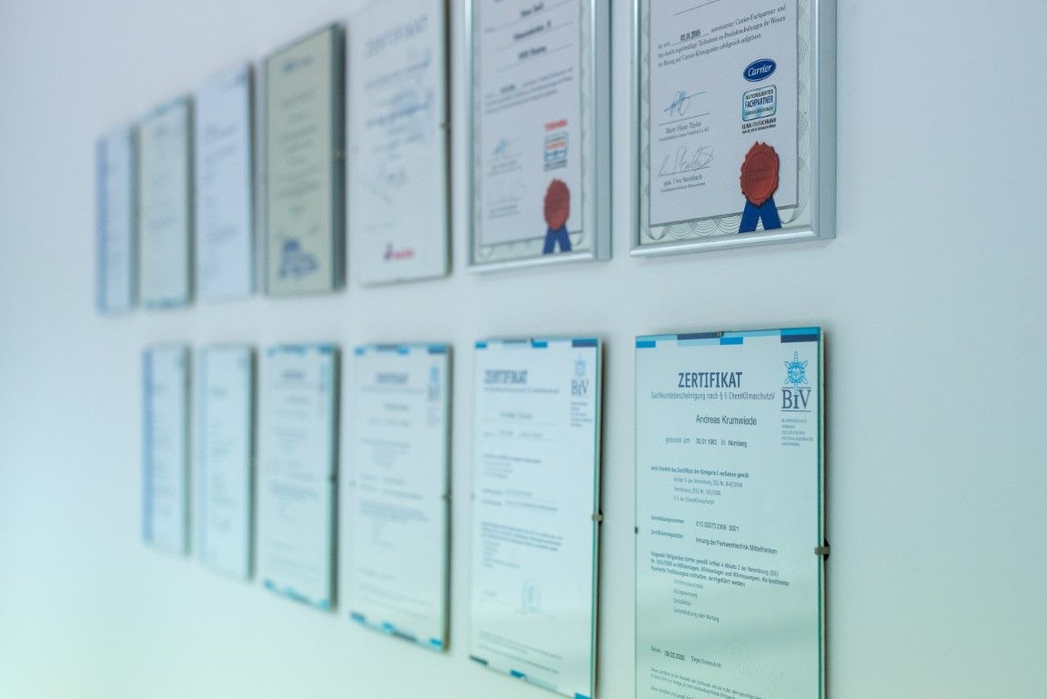 Wand mit Zertifikaten