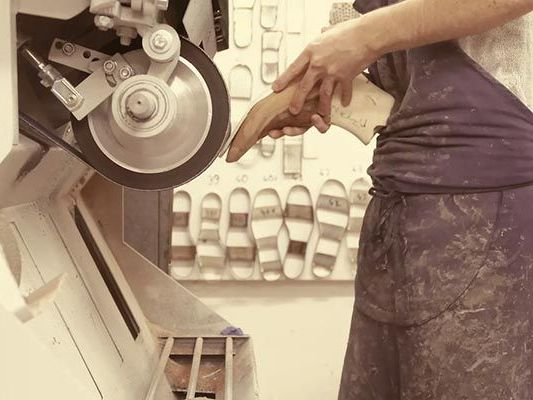 Monsieur Milioni qui frabrique une semelle