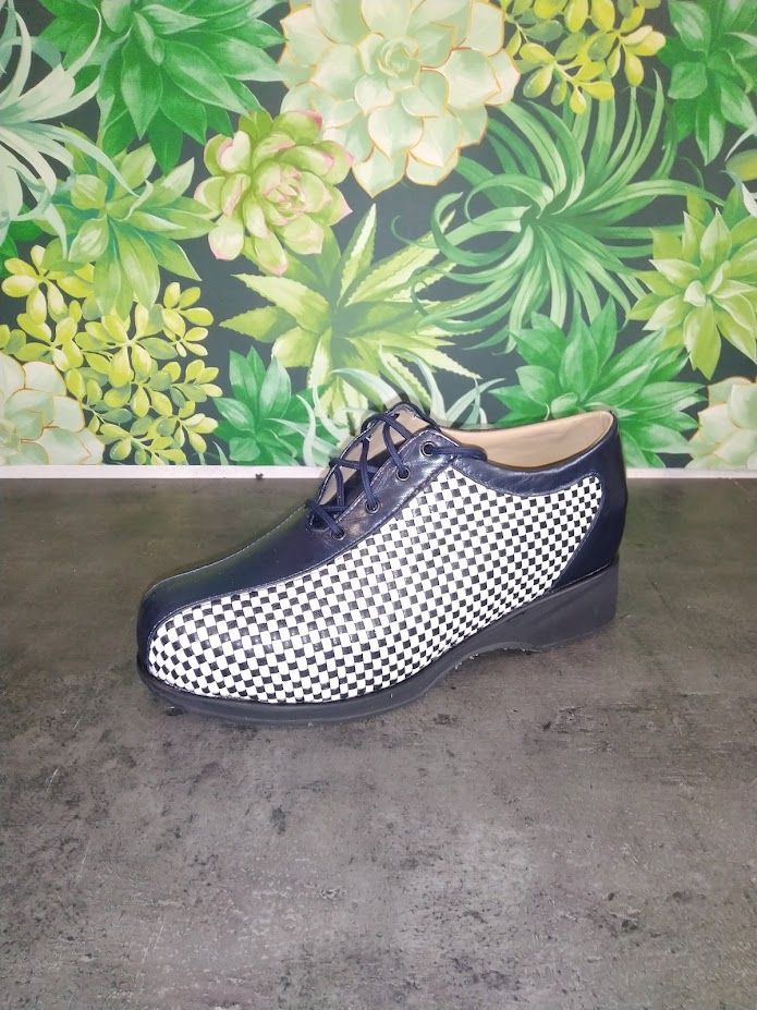 Chaussure noire et blanche pour femme