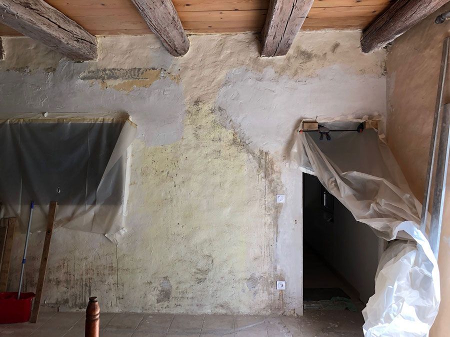 Pièce en travaux avec des protections plastiques