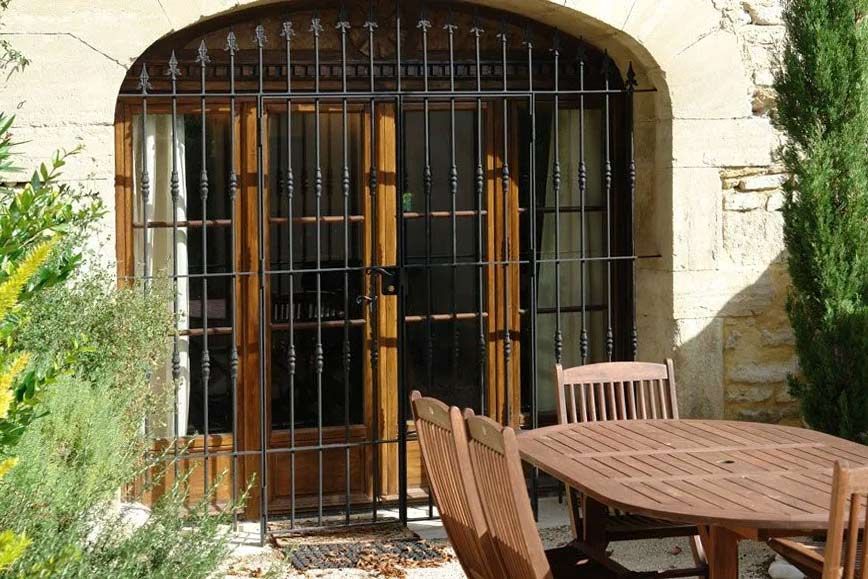 Porte fenêtre avec ferronnerie
