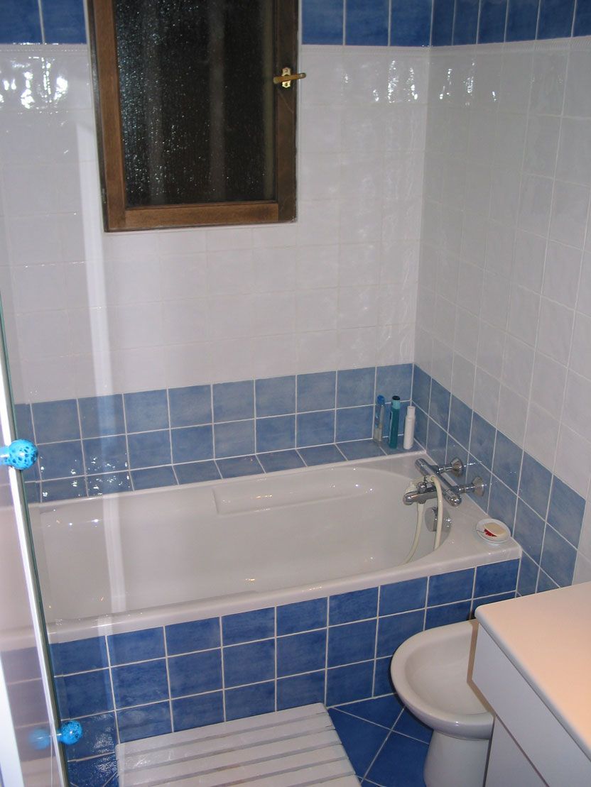 une magnifique salle de bain très moderne