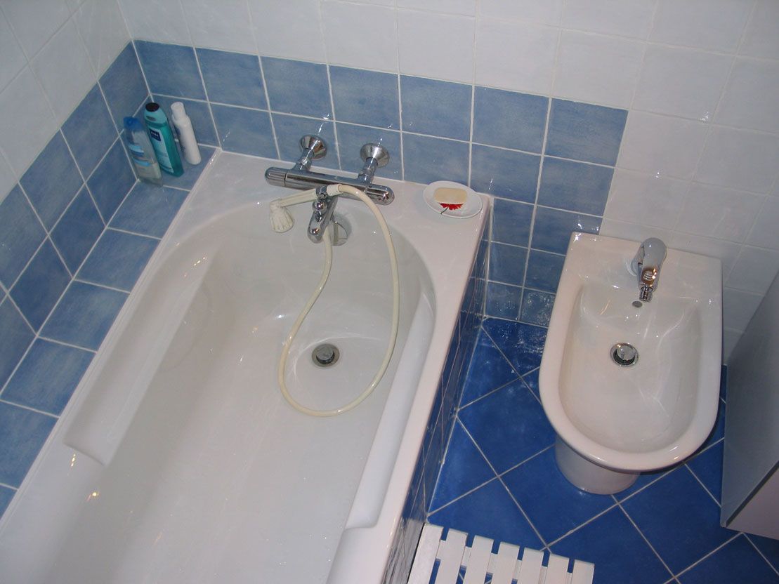 Salle de bain avec carrelage bleu et blanc