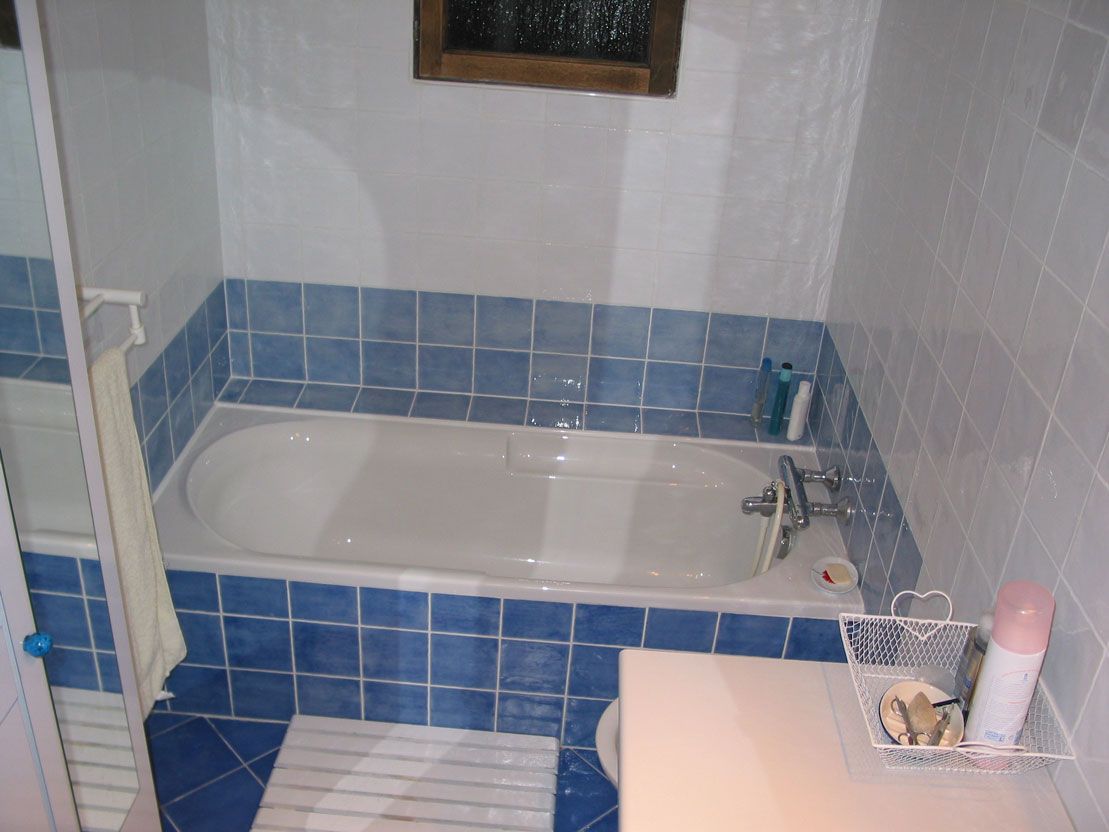 Salle de bain avec carrelage blanc et bleu