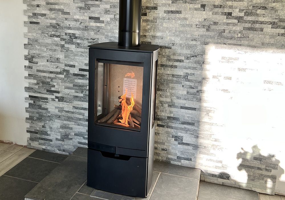 Poêle à bois allumé