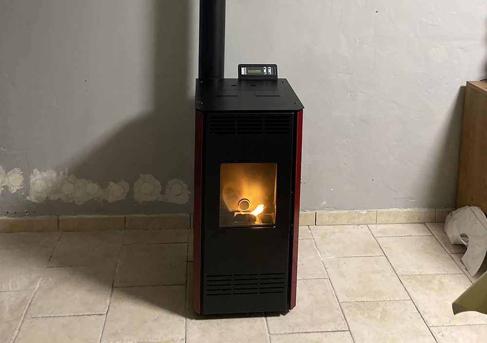 Poêle à granulés allumé