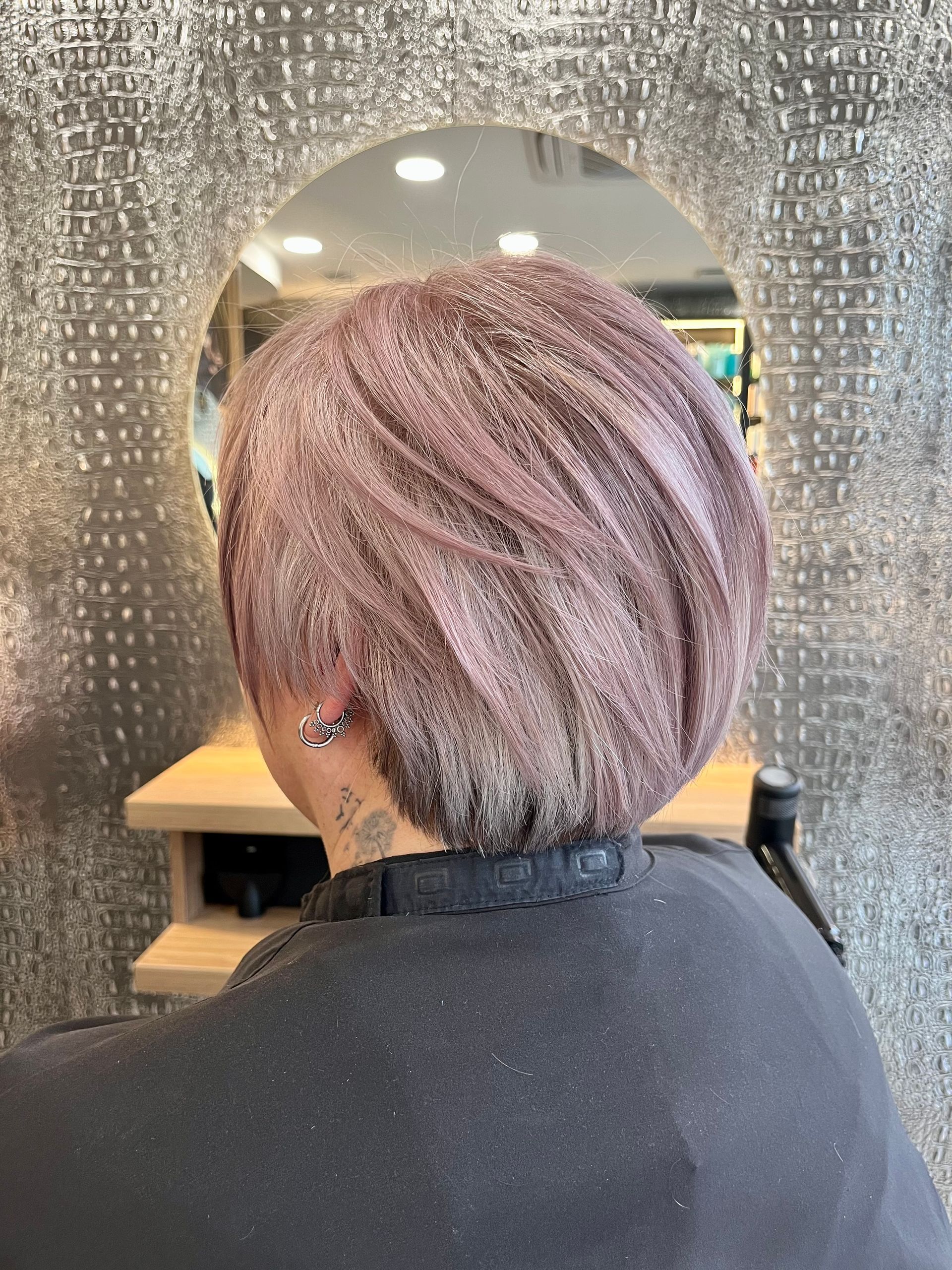 Coupe courte cheveux mèches roses