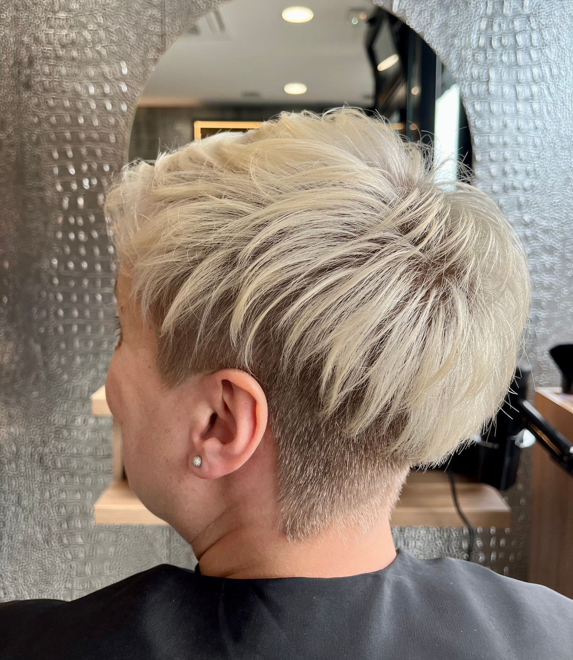 Coupe très courte cheveux blonds