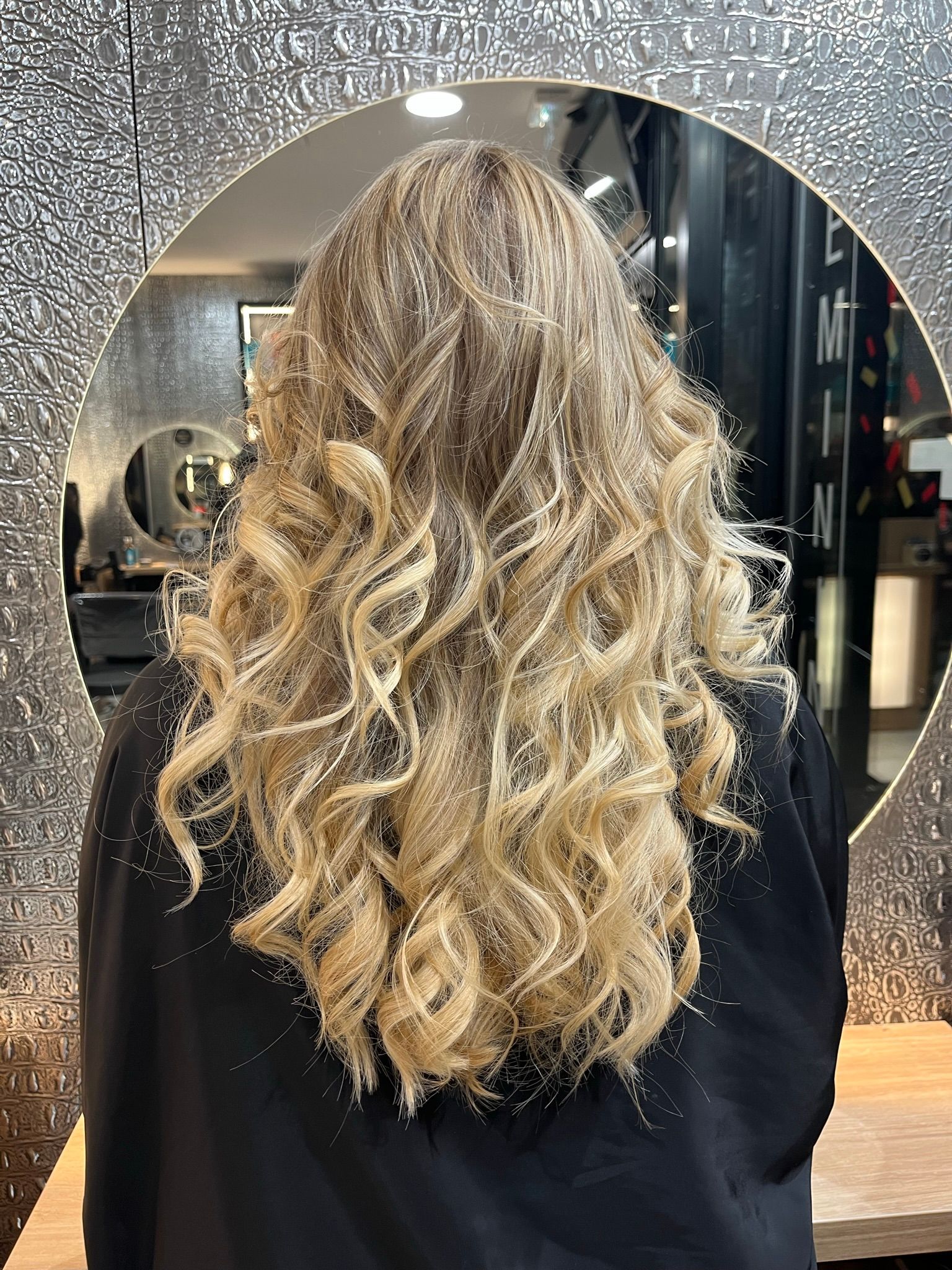 Coloration blonde cheveux longs et ondulés