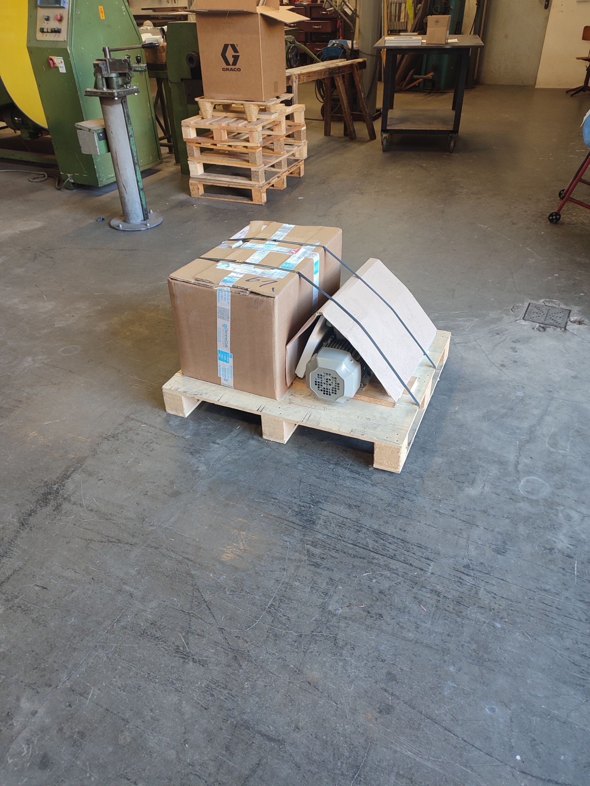 Auf einer Palette in einem Lagerhaus gesicherte Kartons.