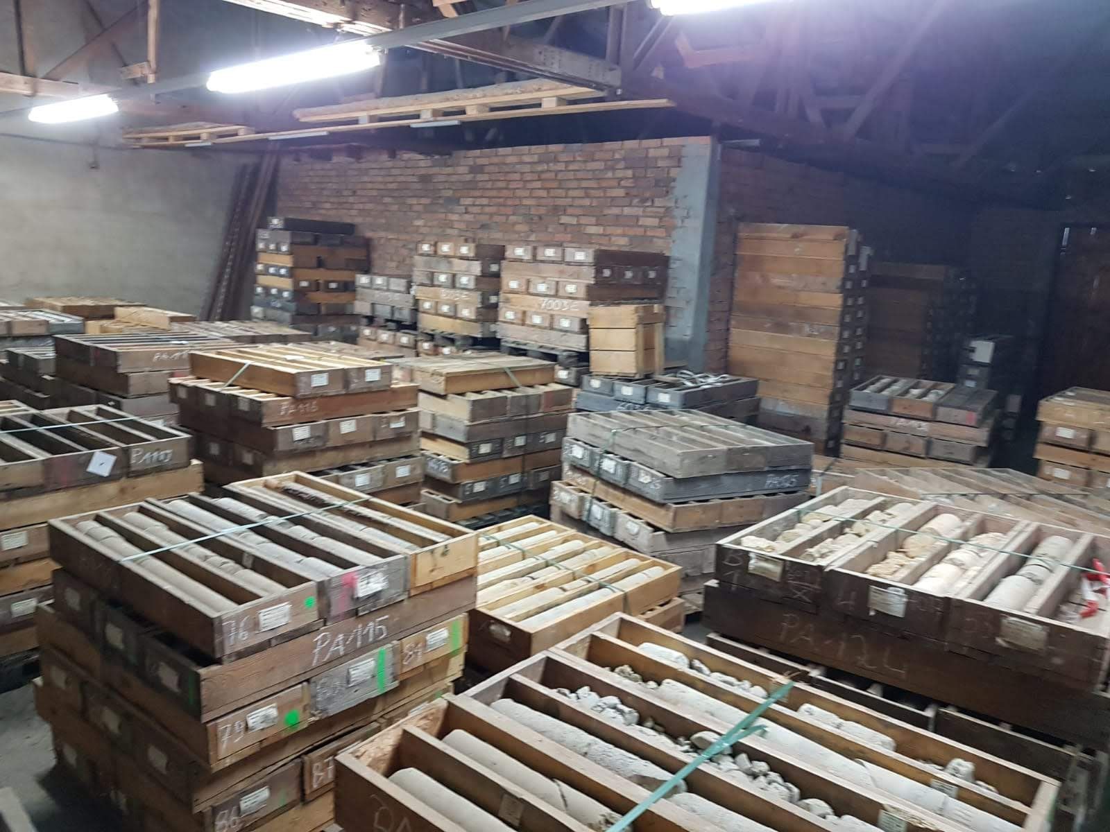 Paletten mit Gesteinskernproben sind in einem Lagerhaus gelagert.