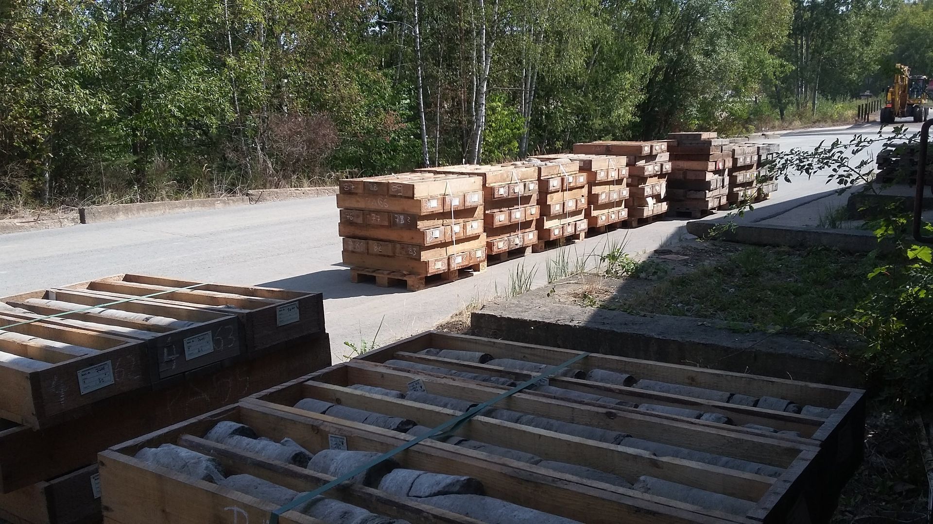 Im Freien aufgereiht waren Holzkisten mit Bohrkernproben, möglicherweise für geologische Untersuchungen.