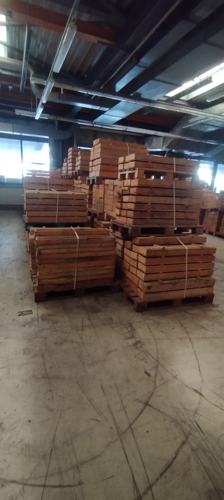 Stapel von Holzpaletten in einem großen Lagerhaus.