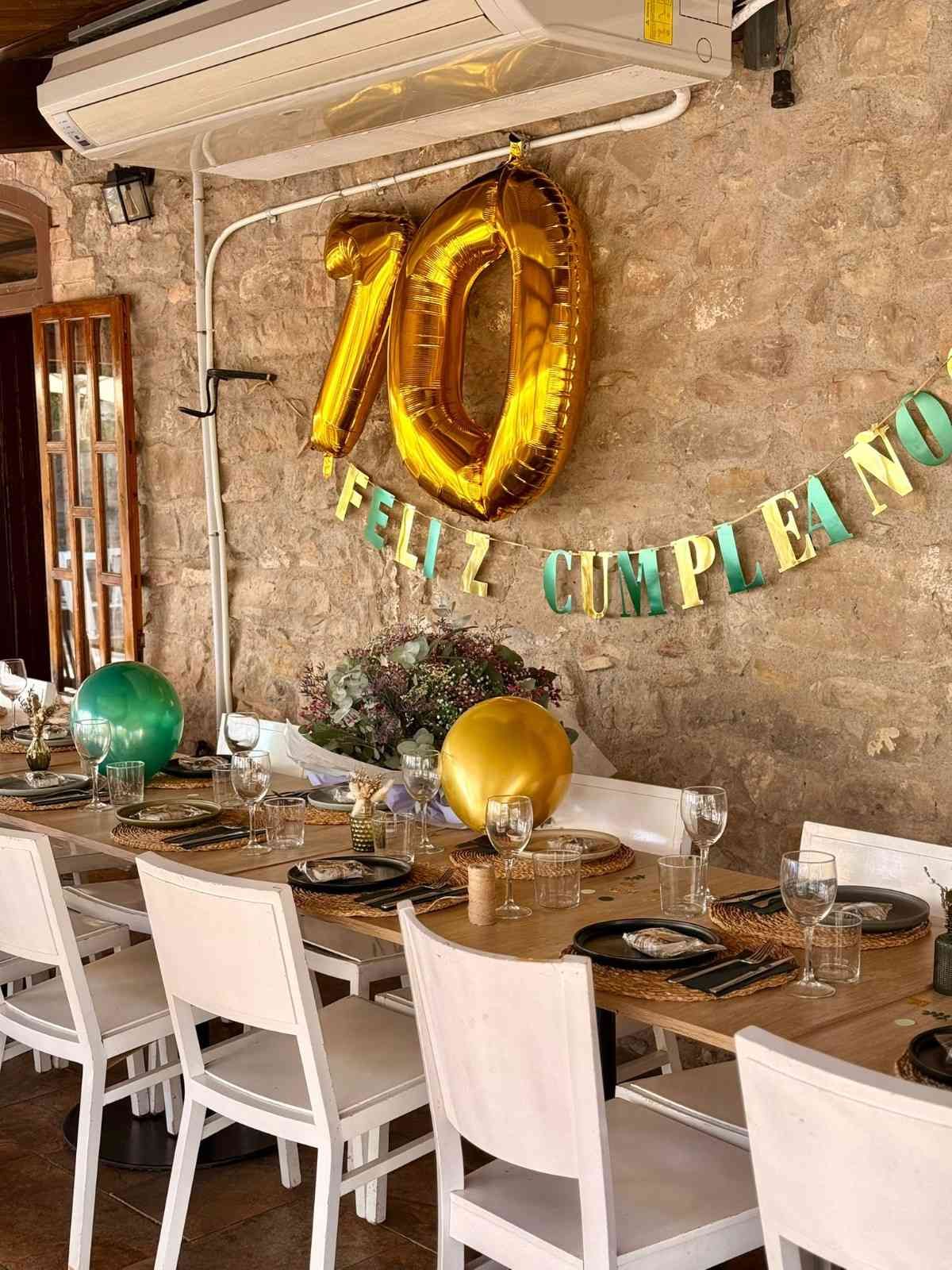 Decoración de mesa para fiesta de 10º cumpleaños con globos dorados y pancarta de 