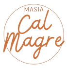 Logotipo de Masia Cal Magre en letras naranjas dentro de un fino contorno circular.