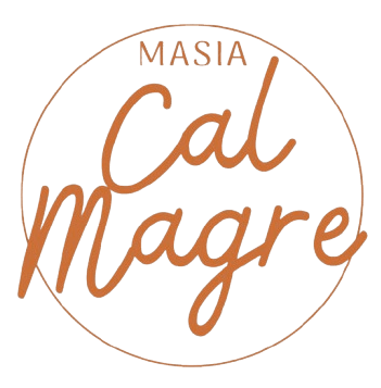 Logotipo de Masia Cal Magre en letras naranjas dentro de un fino contorno circular.