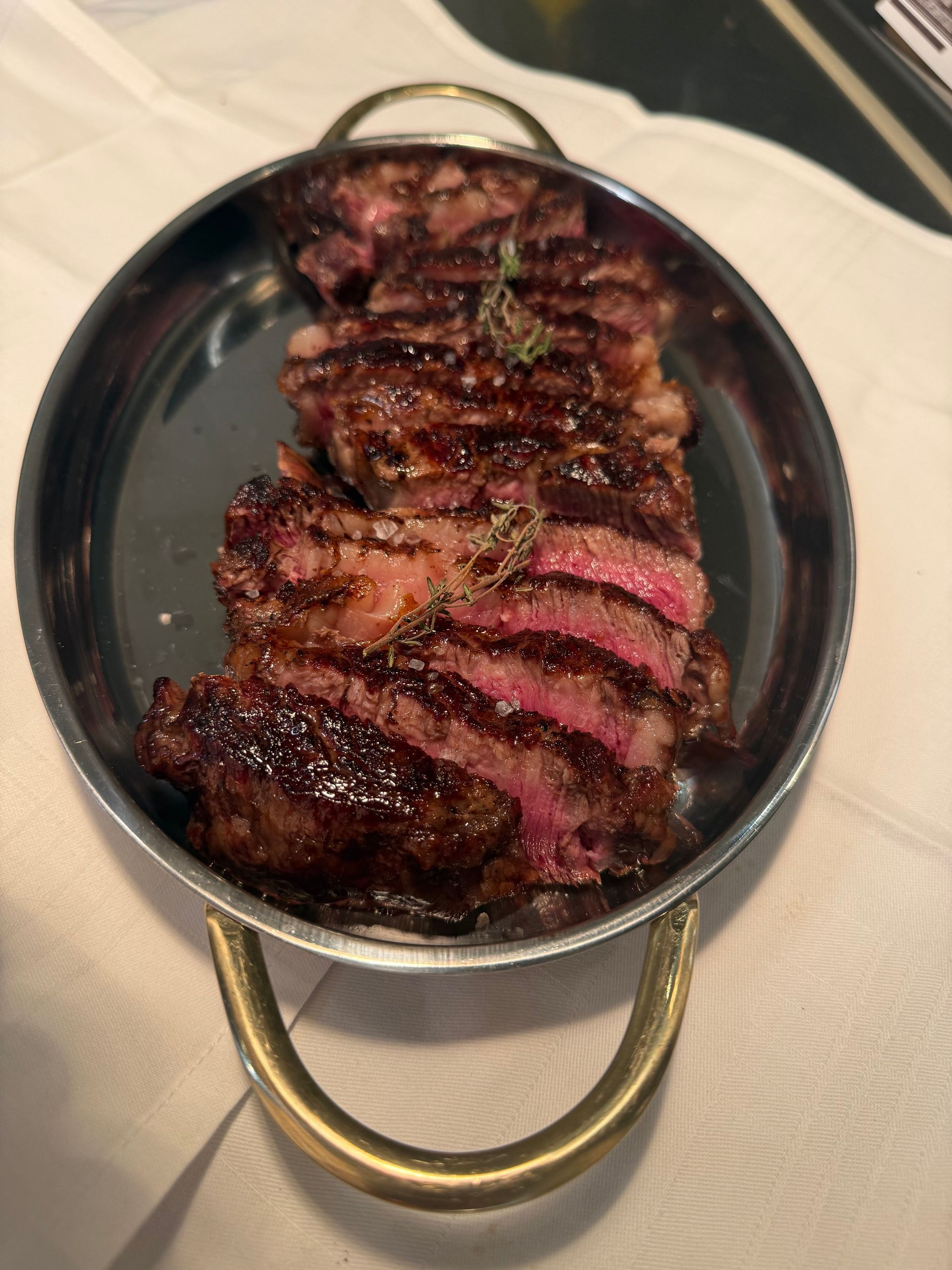 Eine Nahaufnahme eines Steaks auf einem Schneidebrett mit Sossen und Gewürzen