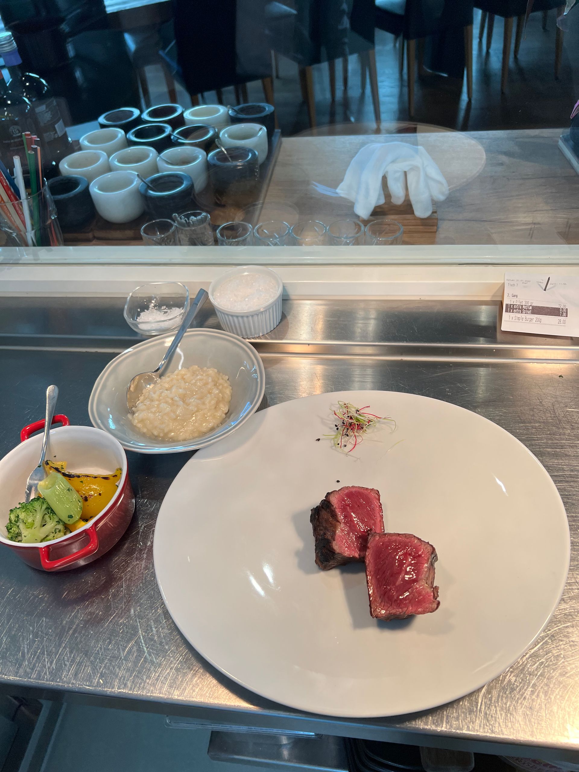 Eine Person schneidet ein grosses Stück Fleisch auf einem Schneidebrett.