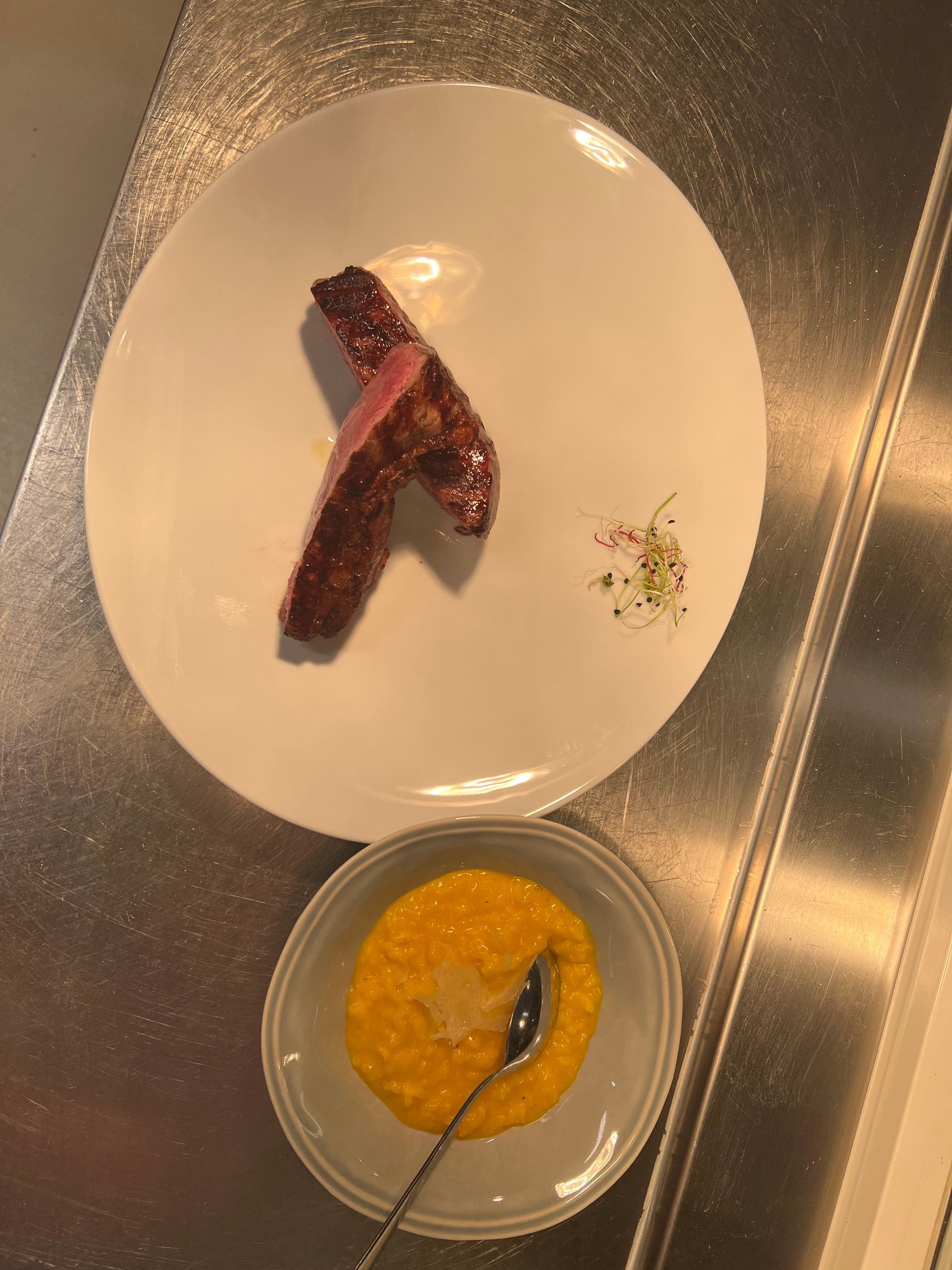 Ein geschnittenes Steak auf einem hölzernen Schneidebrett